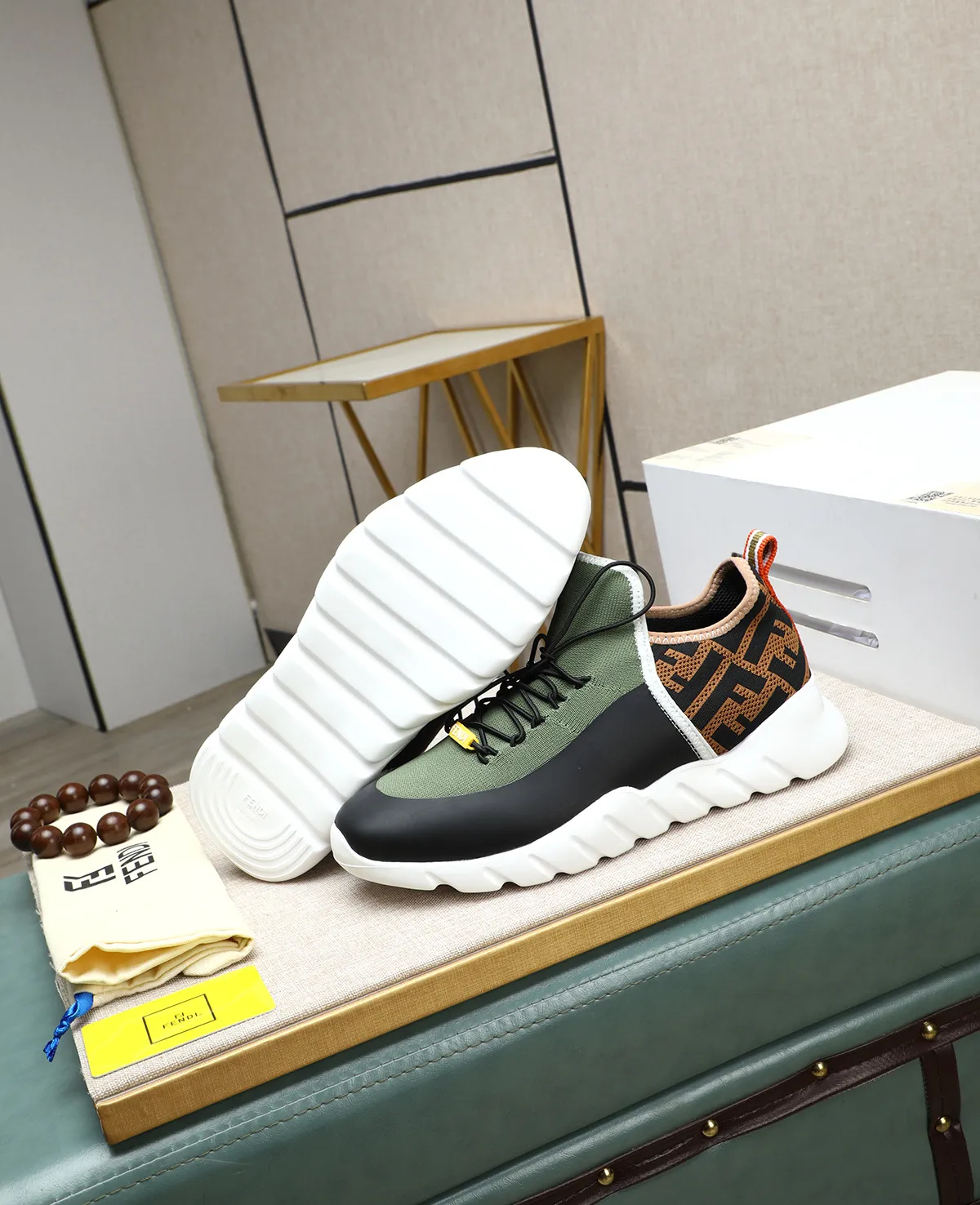 Men's Men's Shoes 💰700 Fendi Fendi's latest Tag series of men's casual mesh sports running shoes, originally purchased and developed, this Tag sports shoe is a one-leg sneaker, made of black high-tech mesh material with gray neoprene details. Oversized FENDI lettering on the side and translucent rubber details. Light and flexible rubber running shoe soles, beautifully packaged at the delivery counter, customized breathable lining, original molded foam rubber outsole, sole thickness: 3.5CM! Size: 39-44 (customized at 38.45.46)